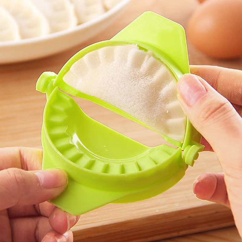 Convenient manual plastic dumpling mould